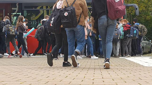 Schüler strömen nach Unterrichtsende zum Bus &ndash; wie hier im Oktober 2020 in Bad Säckingen an der Haltestelle beim Gloria-Theater. ...
