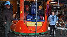 Sie haben dem Schmuckstand des Weihnachtsmarkts spontan geholfen: Julia Trompeteler (rechts) und Ehemann Florian Fuchs, Juniorchef am ...