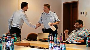 Bürgermeister Christian Wörpel (links) heißt den neuen Postenführer Triberg, Polizeihauptkommissar Markus Dorer, im Gemeinderat ...