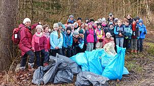 Die eifrigen Schülerinnen und Schüler der Klassen drei und vier der Wildensteinschule mit dem von ihnen gesammelten Müll. Links ...