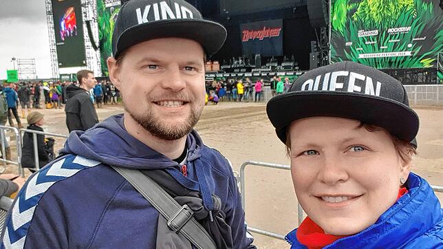 Schicksalhafter Besuch: Marie Fay steht im Juni 2023 mit ihrem Partner Kenny Janzon auf dem Gelände des „Southside“-Festivals.