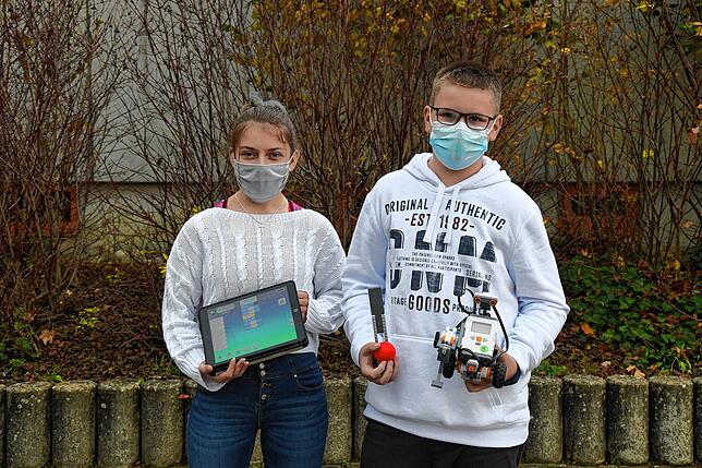 Isabel Sigwart und Dominik Wolf mit Tablet-Rechner und einem Lego-Roboter, der weitaus mehr ist als ein Spielzeug.