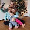 Doreen Aldugan mit ihren Kindern im Wohnzimmer.