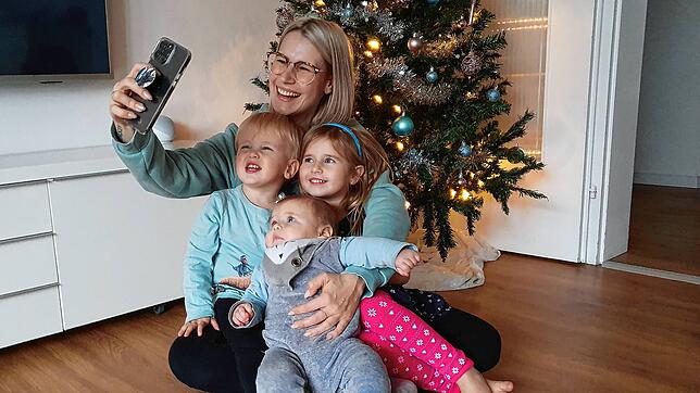 Doreen Aldugan mit ihren Kindern im Wohnzimmer.
