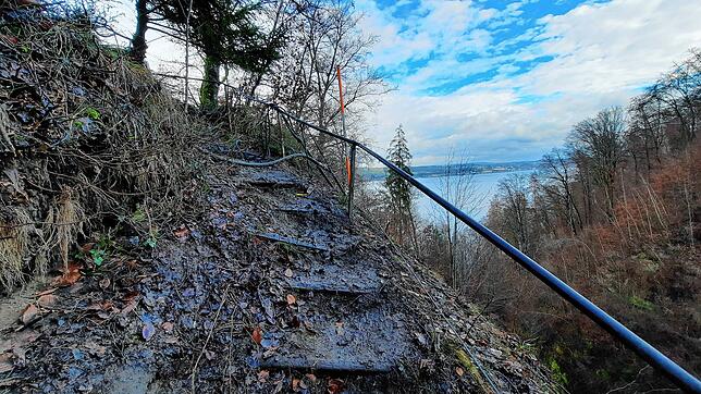 Die ersten Treppen &ndash; oder was von ihnen übrig ist. Hier darf seit Jahren niemand außer den Baubeteiligten laufen.
