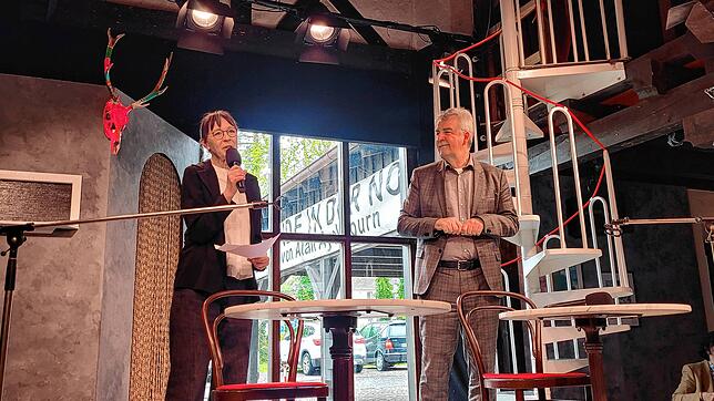 Cornelia Hentschel, Leiterin des Theaters „Die Färbe“ und Siegmund Kopitzki (freier Journalist) begrüßen die Gäste zur Matinee, bei der ...