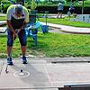 Oliver Gut, Vorsitzender der Minigolffreunde Waldshut, in der Konzentrationsphase vor dem Schlag.