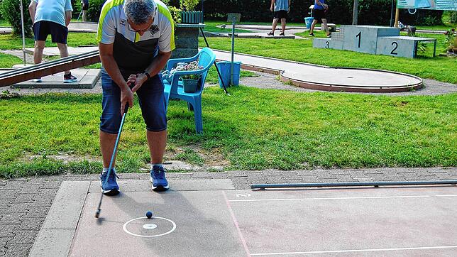 Oliver Gut, Vorsitzender der Minigolffreunde Waldshut, in der Konzentrationsphase vor dem Schlag.