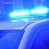 Ein Blaulicht leuchtet auf einem Einsatzfahrzeug der Polizei.