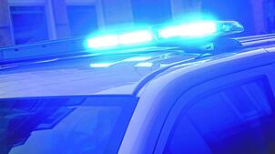 Ein Blaulicht leuchtet auf einem Einsatzfahrzeug der Polizei.