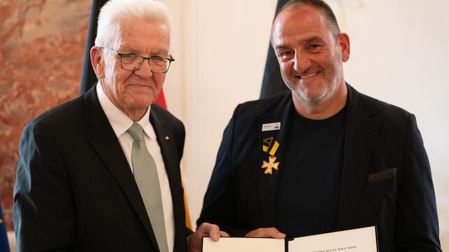 Frank Schmidt hat den Verdienstorden des Landes Baden-Württemberg von Ministerpräsident Winfried Kretschmann erhalten.