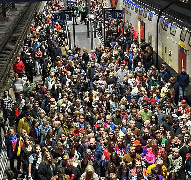 Um 1 Uhr nachts: Zahlreiche ESC-Fans können im Bahnhof Basel SBB auf ein weitläufiges Angebot an Extrazügen zurückgreifen.