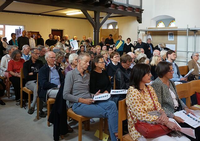 Kunst kommt an: Die Kunst-Auktion in der evangelischen Christuskirche in Tiengen stieß auf großes Interesse.
