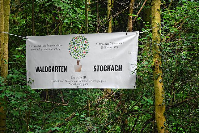 Mit diesem Transparent begrüßt die Gruppe, die den Waldgarten in der Dietsche einrichten will, die Besucher. Die Eröffnung ist demnach ...