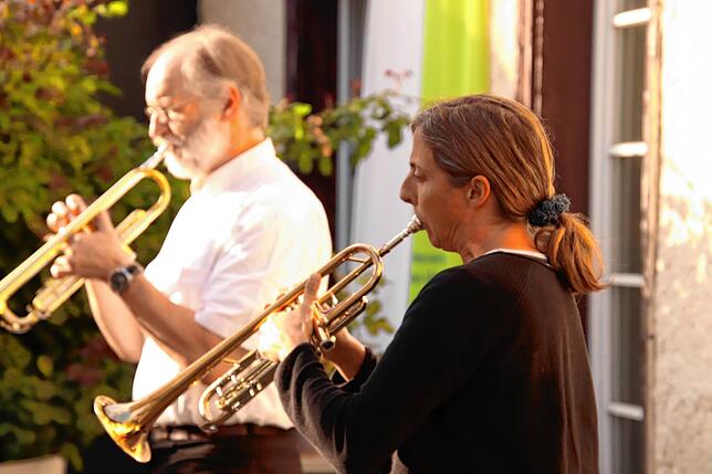 Erwin Gäng und Viola Domeyer, Lehrer an der städtischen Musikschule in Überlingen, gaben der Vernissage einen musikalischen Rahmen.