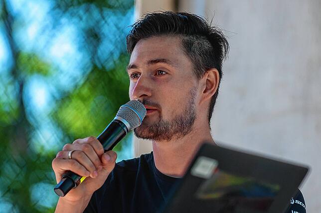 Am Mikrofon: Radprofi Nico Denz aus Albbruck ist neuer Schirmherr des Waldhaus Bike-Marathons und stand als Co-Moderator Rede und Antwort.