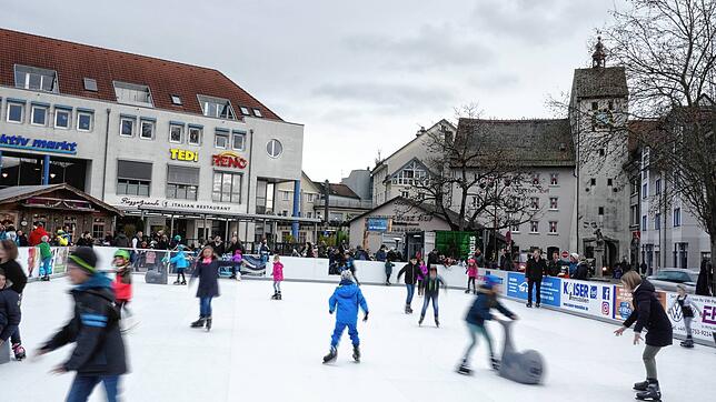 So war es 2019: Winterlichen Freizeitspaß vor dem Unteren Tor in Waldshut auf der erstmals parallel zum Weihnachtsmarkt aufgebauten ...