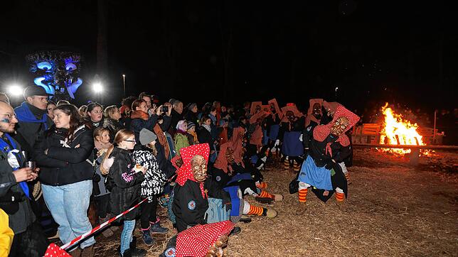 Bild 19: Konstanzer Fasnacht: Im Uniwald tanzen Narren und Mäschgerle am Feuer