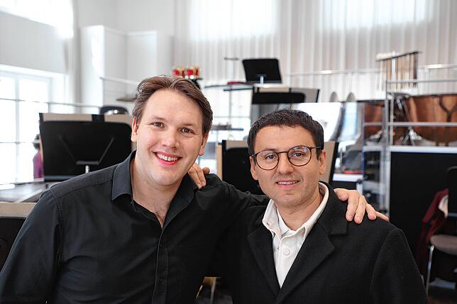 Gabriel Venzago (links), Dirigient der Südwestdeutschen Philharmonie, und Xhavit Hyseni, Veranstalter des Campus-Festivals.