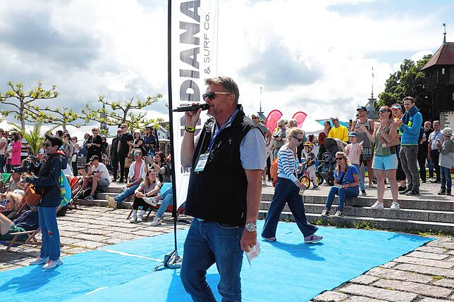 Bild 21: Auf zum SUP-Rennen! Bei der Bodenseewoche 2024 messen sich die Paddler im Wettstreit