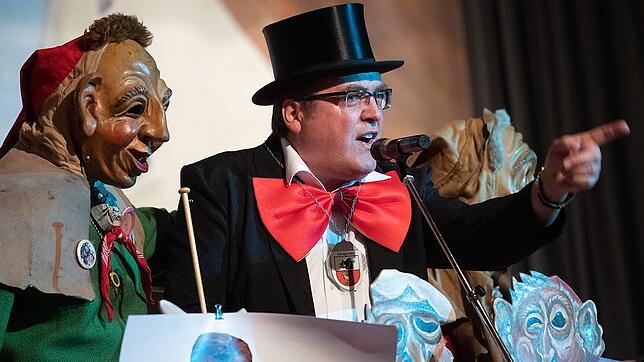 Bernd Gombold, Bürgermeister von Inzigkofen, der sich vor dem Narrengericht der Meßkircher Katzenzunft verteidigen musste, war der Star ...
