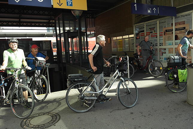 Stadtbahnhof Friedrichshafen als sportliche Herausforderung: Eine Radlergruppe aus Heilbronn trägt die Fahrräder die Treppe hoch.