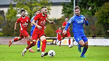 Matchwinner: David Slabjar (vorne) vom FC Tiengen 08 kann vom Weiler Abwehrspieler Adrian Fischer nicht gestoppt werden und erzielt mit ...