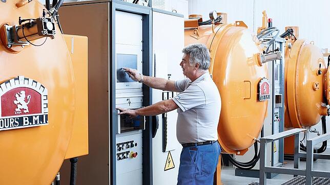 Ein Wefa-Mitarbeiter überwacht im Singener Werk die Härtung eines Werkzeugteils: Wefa liefert Präzisionswerkzeuge, die insbesondere für ...