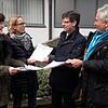 Die Elternbeiratsvorsitzenden Anita Fauser, Susanne Handtmann (von links) sowie Ralph Spieth (rechts) vom Markdorfer Bildungszentrum ...