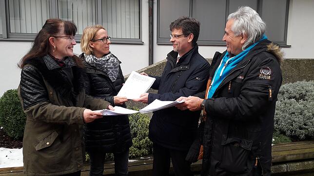 Die Elternbeiratsvorsitzenden Anita Fauser, Susanne Handtmann (von links) sowie Ralph Spieth (rechts) vom Markdorfer Bildungszentrum ...