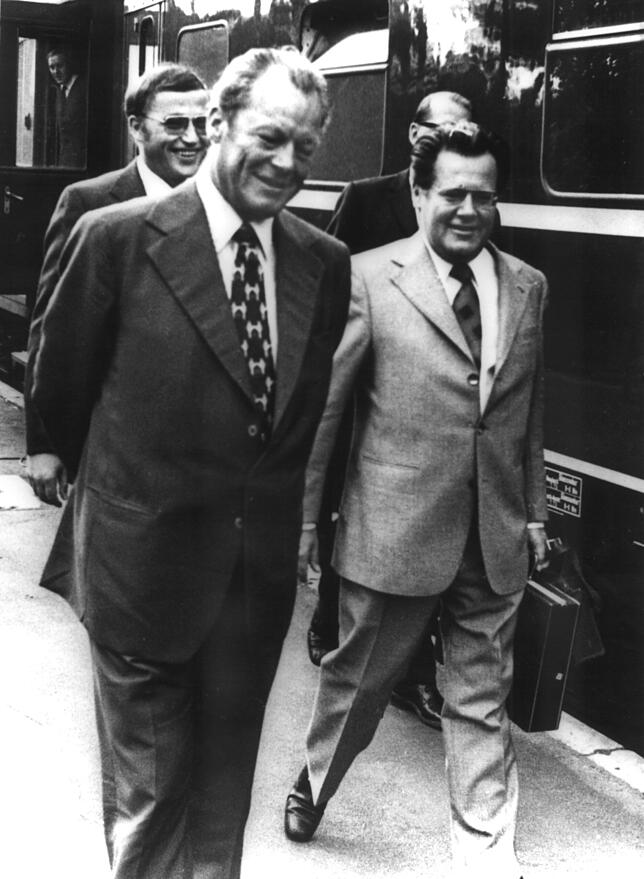 1973: Günter Guillaume begleitet Bundeskanzler Willy Brandt (l, SPD) auf einer Reise in Schleswig-Holstein. Der Referent war als Spion ...