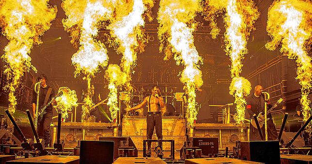 Die Rockband Stahlzeit will in Aach eine spektakuläre Bühnenshow bieten.