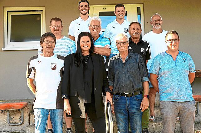 Das verjüngte Vorstandsteam des FC Teutonia Schonach kann auch auf erfahrene Mitarbeiter zurückgreifen. Vorne von links Albert Reiner, ...