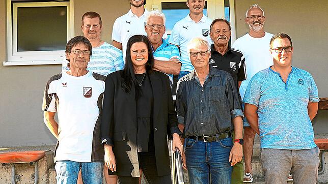 Das verjüngte Vorstandsteam des FC Teutonia Schonach kann auch auf erfahrene Mitarbeiter zurückgreifen. Vorne von links Albert Reiner, ...