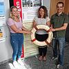 Der Rettungsring als Symbol für die Hilfe, die sie Suchtkranken und -gefährdeten zukommen lassen (von links): Lisanne Mönch, Sandra ...