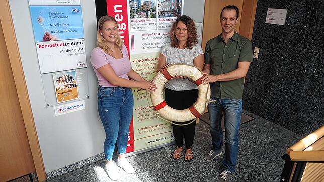 Der Rettungsring als Symbol für die Hilfe, die sie Suchtkranken und -gefährdeten zukommen lassen (von links): Lisanne Mönch, Sandra ...