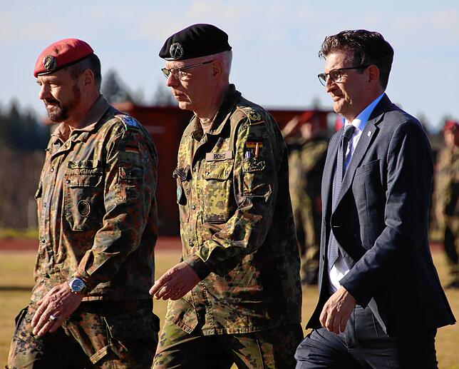 Oberst Andreas Schmand, Generalmajor Olaf Rohde und Bürgermeister Ralph Gerster (von links) beim Abschreiten der Front.