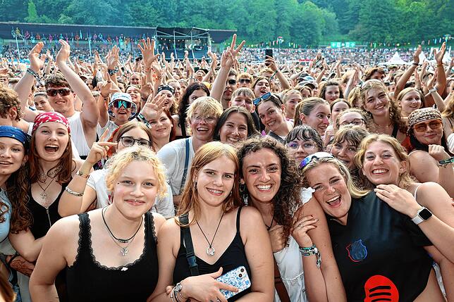Bild 3: Hier spielt die Musik! Fans tanzen vor den Bühnen beim Campus-Festival 2025