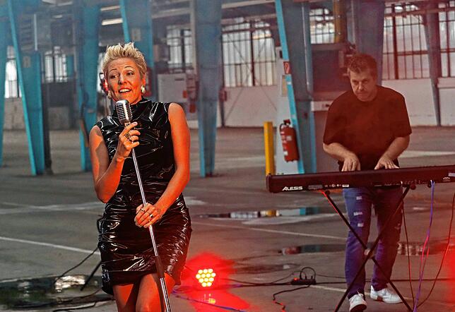 Alexandra Hofmann (links) beim Musikvideodreh in der Industriehalle auf dem Kramer-Areal in Überlingen. Rechts ist ihr Prozent Michael ...