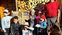 Ein Herz für die Natur und die Kinder hat Michael Senn, zusammen mit einigen Kindern der Wurzelzwerge des Naturkindergartens beim Bau ...