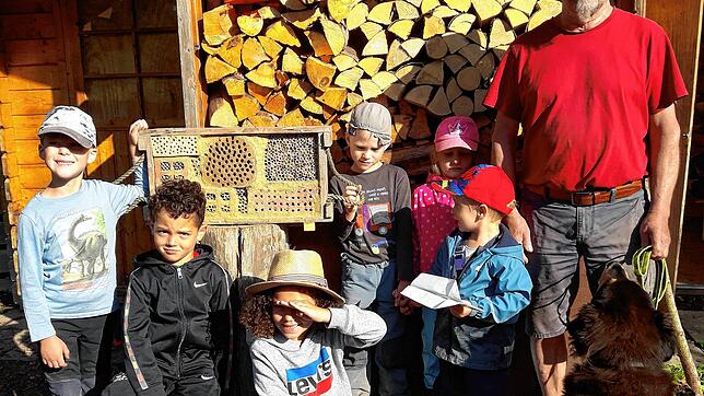 Ein Herz für die Natur und die Kinder hat Michael Senn, zusammen mit einigen Kindern der Wurzelzwerge des Naturkindergartens beim Bau ...