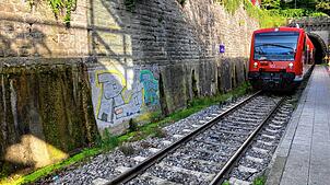 Das Graffiti an einer Mauer des Überlinger Stadtbahnhofs.