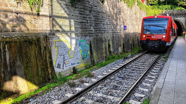 Das Graffiti an einer Mauer des Überlinger Stadtbahnhofs.
