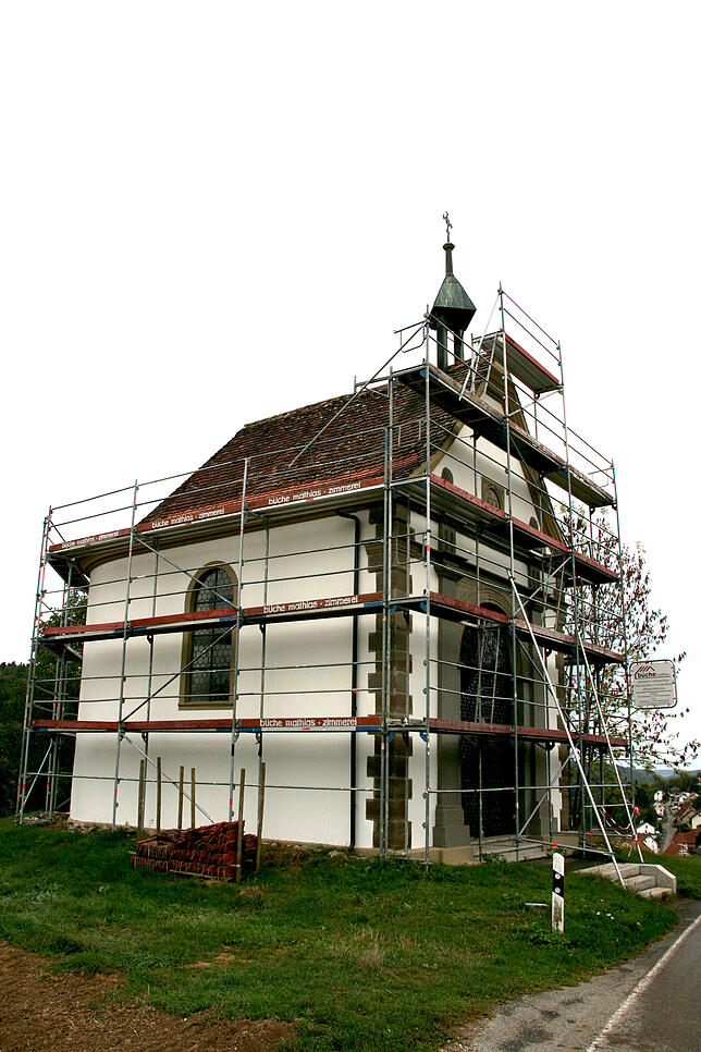 Die Kalvarienbergkapelle steht gegenüber des Friedhofs.