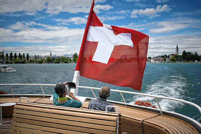 Passagiere genießen die Fahrt auf der frisch renovierten MS St. Gallen der Schweizerischen Bodensee Schifffahrt (SBS) auf dem Bodensee.