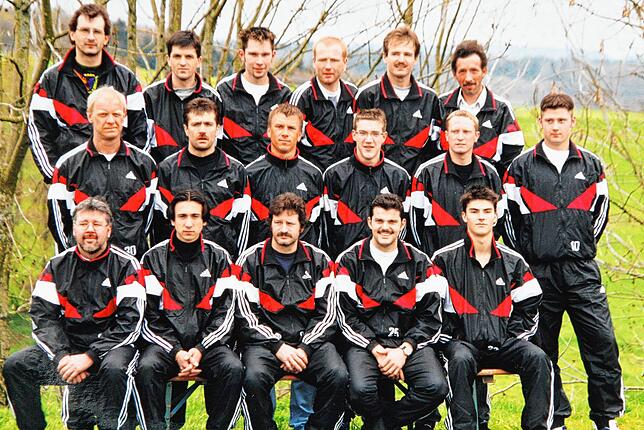 1997/98: Die erste aktive Mannschaft von Eintracht Wihl. Bild: Privat/Repro: Peter Schütz