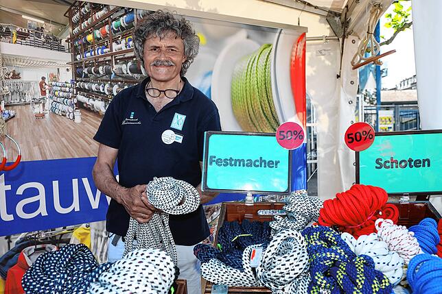 Bild 18: Auf dem See sind die Schiffe unterwegs, im Konstanzer Hafen die Besucher der Bodenseewoche