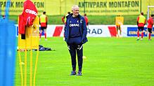 Will nicht zu euphorisch und mit kritischem Blick in die neue Saison starten: Freiburgs Trainer Christian Streich, hier im ...