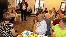 Volker Hirt als Beethoven und Kathrin Ehlert als Polizistin Cornelia Tacke bei der Vernehmung auf der Wache. Das Publikum ist nah dran ...