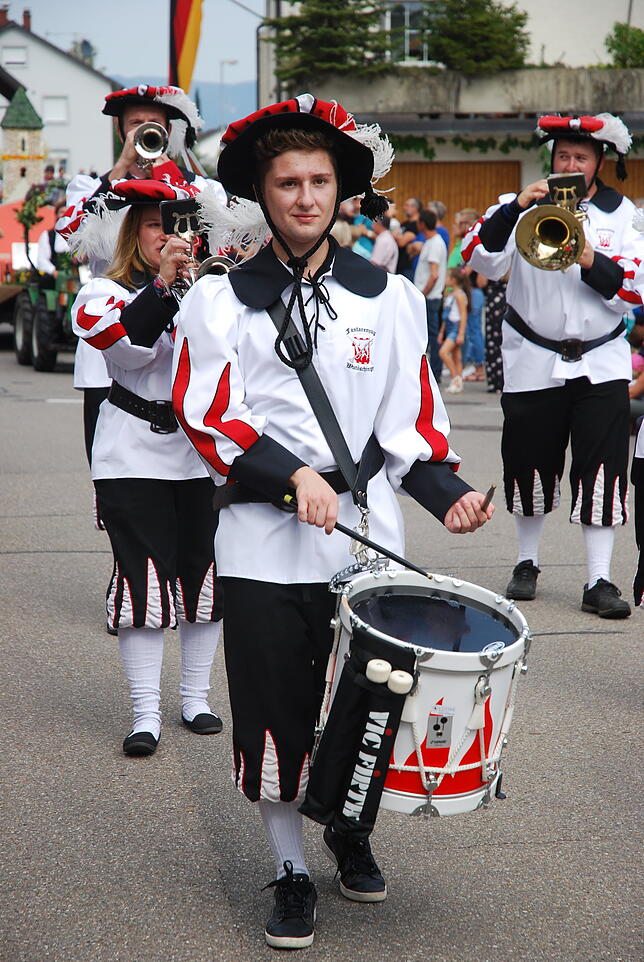 Traditionelle Musiker trommeln für den Erzinger Wein.